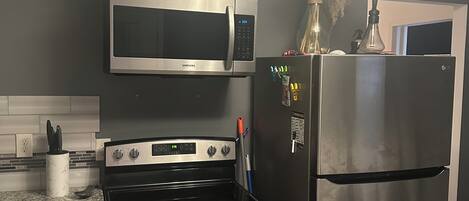 Mikroaaltouuni, uuni, liesi, astianpesukone