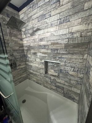 Shower, hair dryer, towels, soap - Heart of Atlanta 3 bedroom home with Belt line & Attractions Nearby!! (Atlanta)