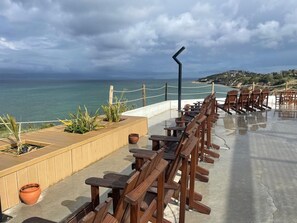 Property grounds - 3-bedroom villa in charming Çeşme with cool AC breeze (Çeşme)