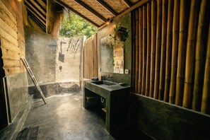 Kamar Quadruple Keluarga, balkon, pemandangan kebun | Kamar mandi
