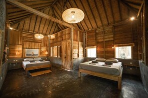 Kamar Quadruple Keluarga, balkon, pemandangan kebun | Seprai katun Mesir, seprai premium, selimut bulu angsa, dan busa memori