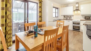 A modern kitchen with white cabinets, a microwave, oven, and a sink. - 4 bedroom accommodation in Sea Palling (Sea Palling)