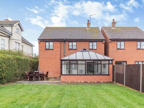 Outdoor dining - 4 bedroom accommodation in Sea Palling (Sea Palling)