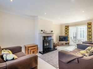 TV, fireplace - 3 bedroom accommodation in Bacton (Bacton)