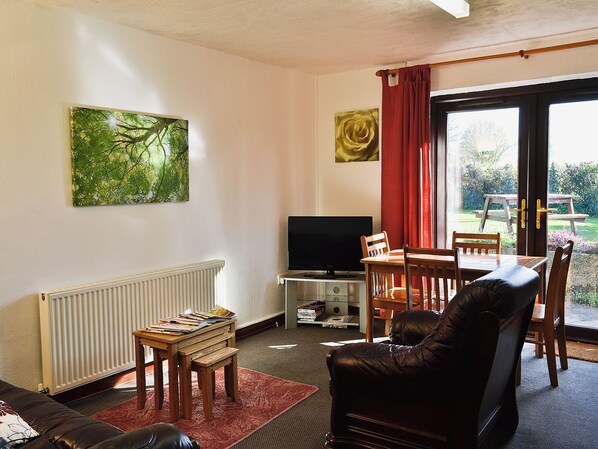 TV - 2 bedroom accommodation in Brynsiencyn (Brynsiencyn)