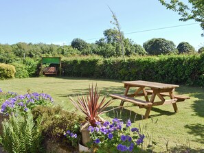 Outdoor dining - 2 bedroom accommodation in Brynsiencyn (Brynsiencyn)