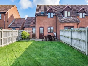 Outdoor dining - 2 bedroom accommodation in Sea Palling. (Sea Palling.)