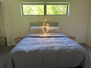 Fer et planche à repasser, lit parapluie, Wi-Fi gratuit, draps fournis