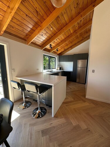 Wildly inviting - Modern kiwi bach with Lake Taupo views