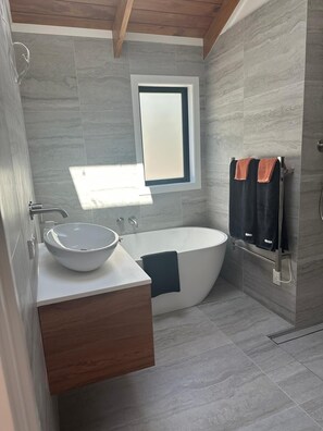 Douche, sèche-cheveux, serviettes fournies, savon