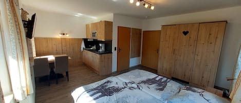 1 bedroom, bed sheets