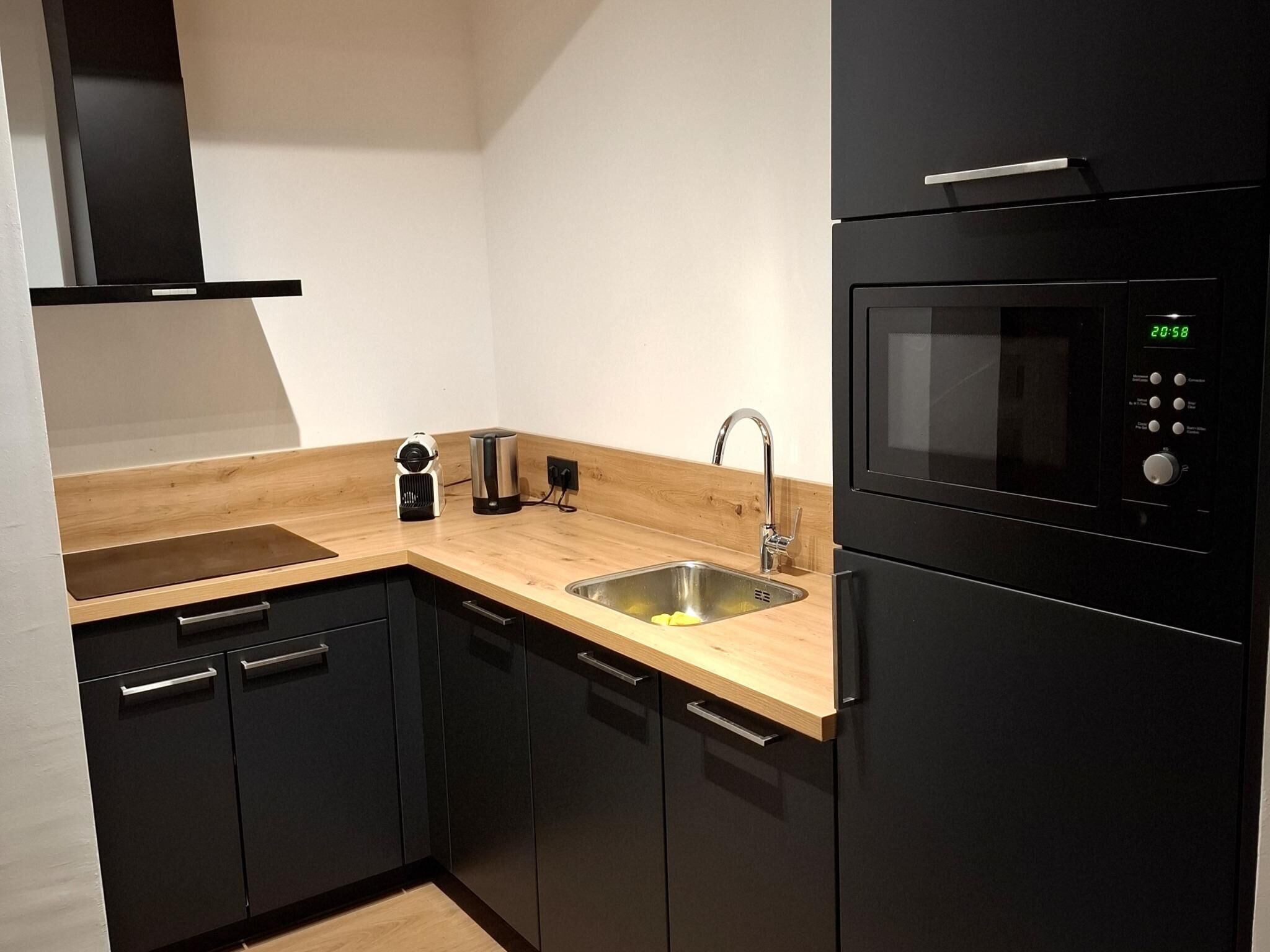 Kühlschrank, Mikrowelle, Herdplatte, Geschirrspüler