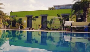 Una piscina al aire libre