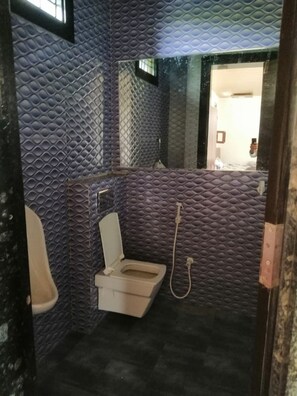 Habitación cuádruple, vistas a la piscina | Baño | Ducha, artículos de higiene personal gratuitos y toallas