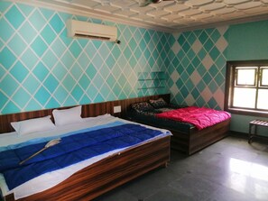 Habitación cuádruple Deluxe, vistas al jardín | Escritorio y wifi gratis