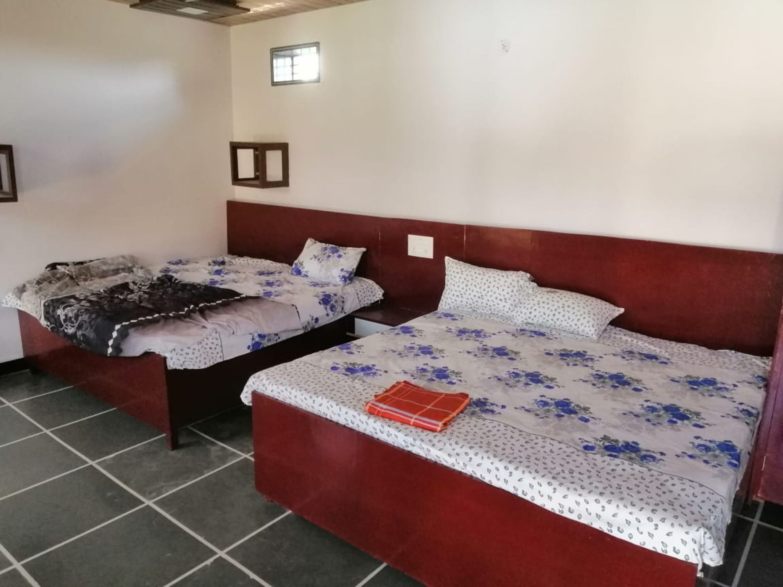 Habitación cuádruple, vistas a la piscina | Escritorio y wifi gratis