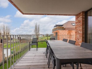 Outdoor dining - Apartment with sunny terrace and parking (Middelkerke)