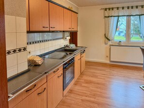 Fridge, microwave, oven, stovetop - Holiday Apartment in Saxon Switzerland (Lichtenhain)