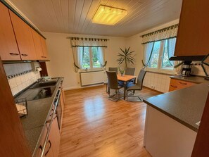 Fridge, microwave, oven, stovetop - Holiday Apartment in Saxon Switzerland (Lichtenhain)