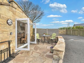 Outdoor dining - 1 bedroom accommodation in Alnwick (Alnwick)