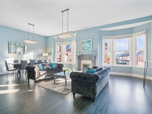 Living area - 4 bedroom accommodation in Whitley Bay (Whitley Bay)