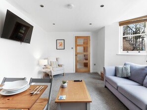 Living area - 2 bedroom accommodation in Newcastle Upon Tyne (Newcastle Upon Tyne)