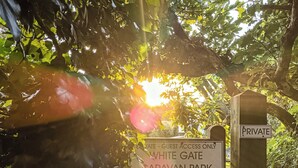 Un panneau indiquant l’accès réservé aux clients du camping White Gate Caravan Park.