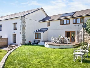 Outdoor dining - Can’t choose between countryside calm or beach escape. (Newquay)