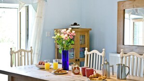 Taula de desembre amb croissants, suc i un ram de flors.