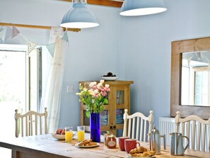 Dining - Can’t choose between countryside calm or beach escape. (Newquay)