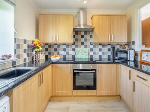 Dishwasher, high chair - Fair Isle Holiday Cottages - Hill Top Barn (Near Newport)