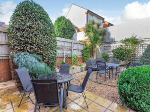 Outdoor dining - 3 bedroom accommodation in Exmouth (Exmouth)