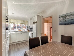 Dining - 3 bedroom accommodation in Exmouth (Exmouth)