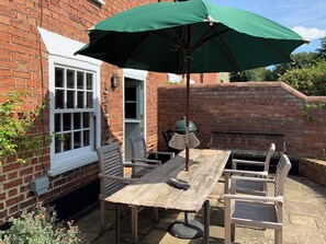 Outdoor dining - Coastguard's Cottage (Burnham Overy Staithe, near Burnham Market)