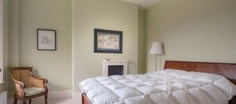 Stunning 6-bedroom country estate near charming Marlborough, perfect for groups.