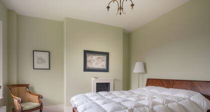 Stunning 6-bedroom country estate near charming Marlborough, perfect for groups.