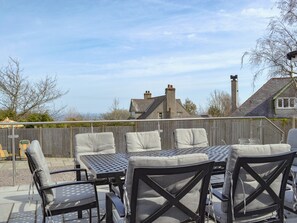 Outdoor dining - 3 bedroom accommodation in Benllech (Benllech)