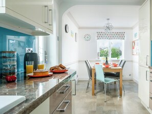 Dining - 3 bedroom accommodation in Benllech (Benllech)