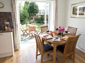 Dining - 2 bedroom accommodation in Keswick (Keswick)