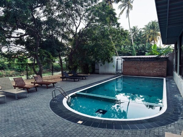 Outdoor pool - LeisureO Hotel and Spa Negombo (Negombo)