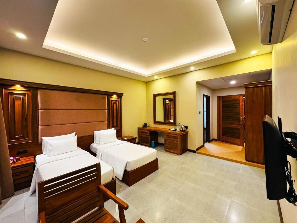 Deluxe Double or Twin Room, Balcony, Canal View | Desk, laptop workspace, iron/ironing board, free WiFi