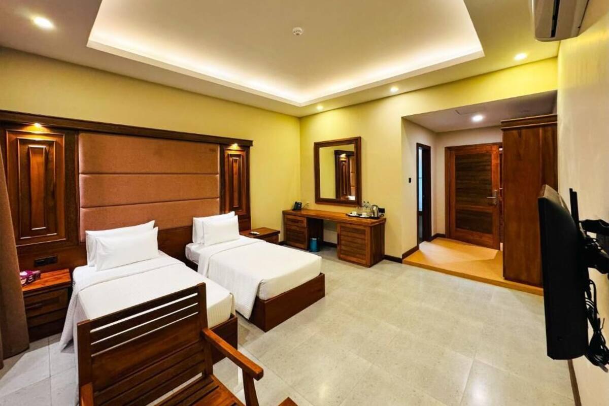 Deluxe Double or Twin Room, Balcony, Canal View | Desk, laptop workspace, iron/ironing board, free WiFi