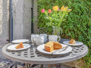 Outdoor dining - 3 bedroom accommodation in Keswick (Keswick)