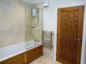 Bathroom - 3 bedroom accommodation in Windermere (Windermere)
