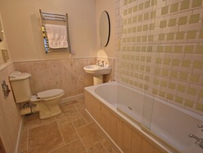 Bathroom - 3 bedroom accommodation in Seahouses (Seahouses)
