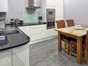 Dishwasher, high chair - 2 bedroom accommodation in Froggatt near Bakewell (Froggatt near Bakewell)