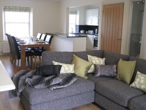 TV - 3 bedroom accommodation in Bradwell (Bradwell)