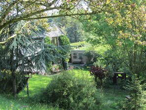 Property grounds - 2 bedroom accommodation in Middleton by Wirksworth (Middleton by Wirksworth)