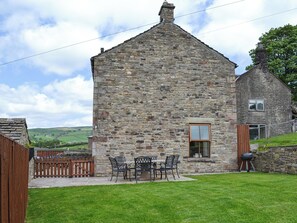 Outdoor dining - 3 bedroom accommodation in Whaley Bridge near Buxton (Whaley Bridge near Buxton)
