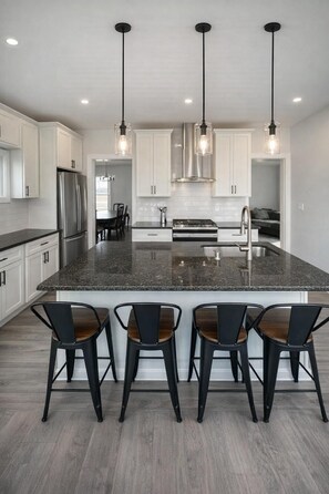 Refrigerador, microondas, horno y parrilla de estufa 